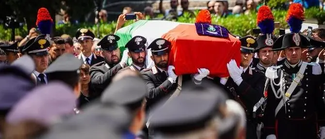L'ultimo saluto a Mario: sul feretro del carabiniere ucciso la foto delle nozze
