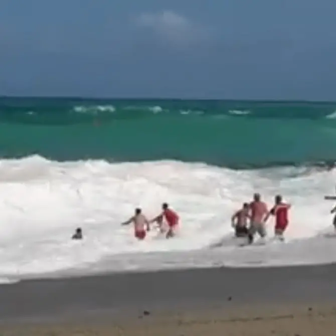 Bimbo trascinato via dalla furia delle onde, tragedia sfiorata a Palmi