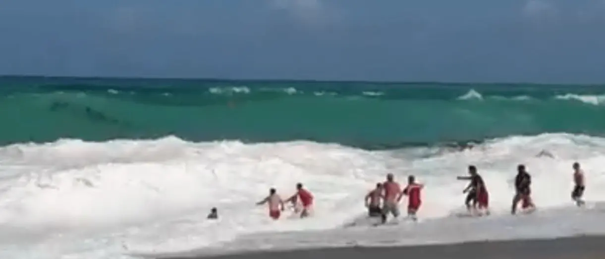 Bimbo trascinato via dalla furia delle onde, tragedia sfiorata a Palmi