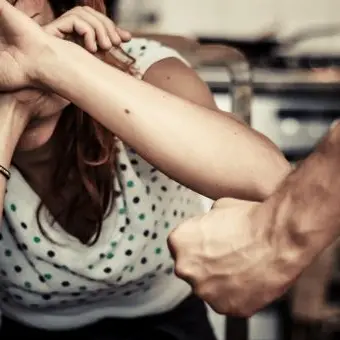 Aggredisce la moglie e minaccia di bruciarla, fermato un 59enne