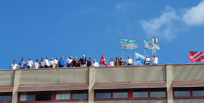 Lavoratori Corap sul tetto per gli stipendi non pagati: «Oliverio dove sei»