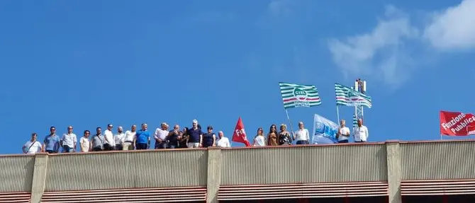 Lavoratori Corap sul tetto per gli stipendi non pagati: «Oliverio dove sei»