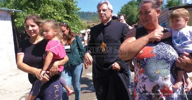 Scordovillo, il vescovo Schillaci tra le baracche: «Prima gli ultimi»