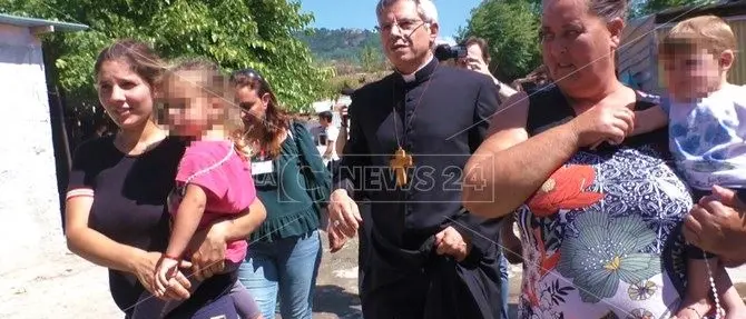 Scordovillo, il vescovo Schillaci tra le baracche: «Prima gli ultimi»