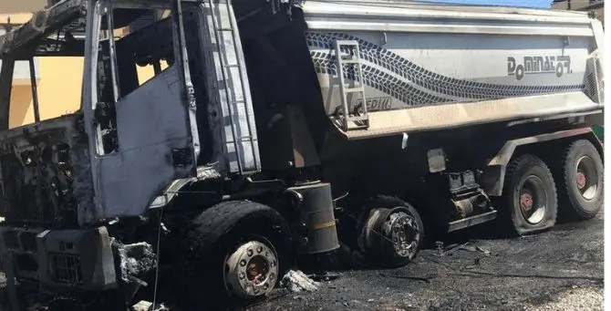 Crotone, esplode autocarro: l’incendio causato da un cavo elettrico tranciato