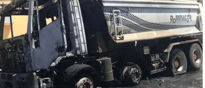 Crotone, esplode autocarro: l’incendio causato da un cavo elettrico tranciato