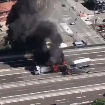 Tragico scontro tra tir in autostrada: muore un camionista