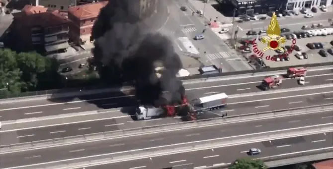 Tragico scontro tra tir in autostrada: muore un camionista