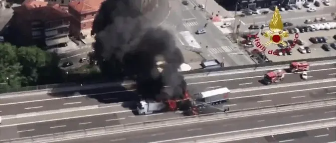Tragico scontro tra tir in autostrada: muore un camionista