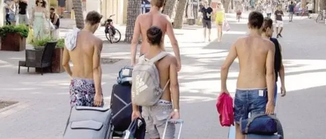 A Diamante è vietato girare in costume, gridare e bere shottini