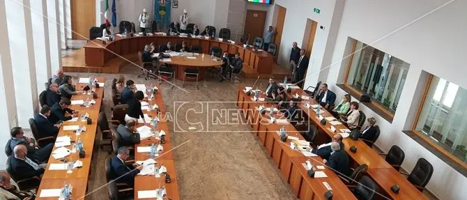 Cosenza, sale la tensione sulla manovra di assestamento: in aula il 6