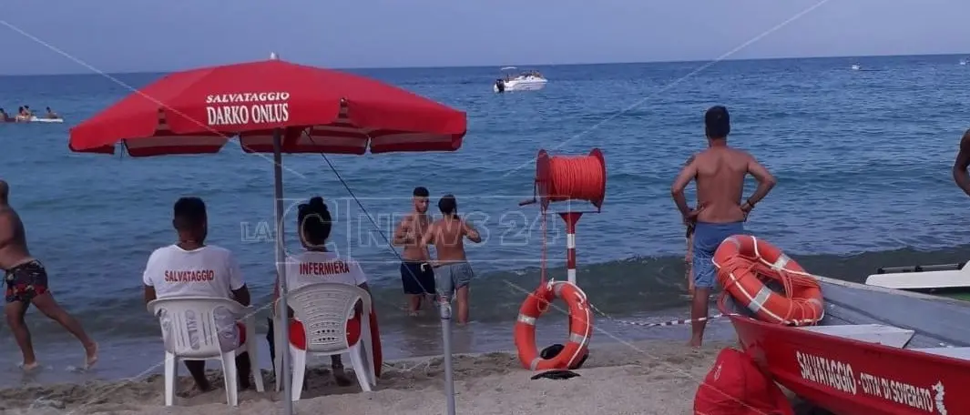 Soverato, due ragazzini salvati a 80 metri dalla riva dal bagnino