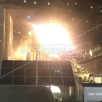 Scoppia un incendio nella sede dell'Arpacal, laboratorio analisi distrutto