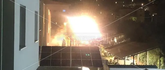 Scoppia un incendio nella sede dell'Arpacal, laboratorio analisi distrutto