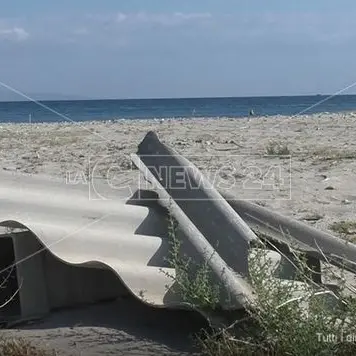 Corigliano Rossano, dune d'amianto e rifiuti sul lungomare di Pirro Malena