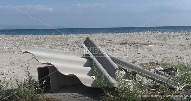 Corigliano Rossano, dune d'amianto e rifiuti sul lungomare di Pirro Malena