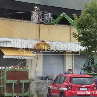 Praia, incendio doloso al mega store: solidarietà e voglia di ricominciare