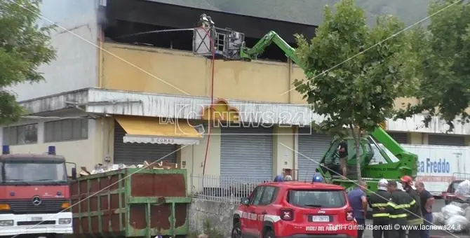 Praia, incendio doloso al mega store: solidarietà e voglia di ricominciare