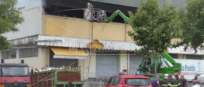 Praia, incendio doloso al mega store: solidarietà e voglia di ricominciare