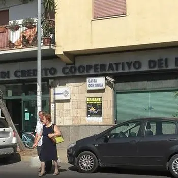 Chiude l'unica banca di Schiavonea: la protesta dei correntisti