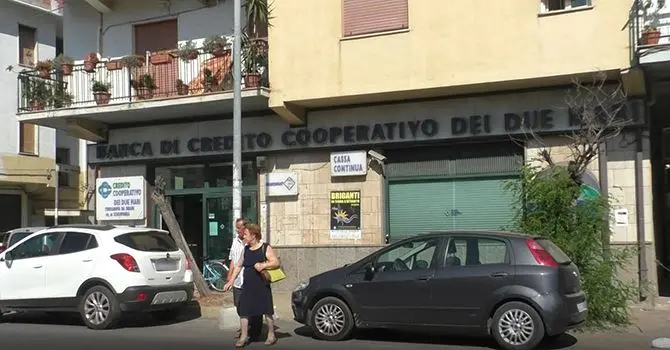 Chiude l'unica banca di Schiavonea: la protesta dei correntisti