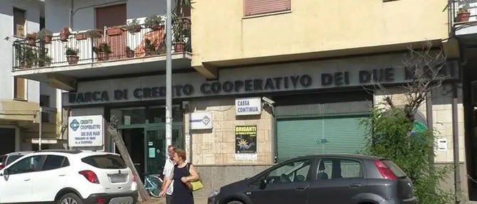 Chiude l'unica banca di Schiavonea: la protesta dei correntisti