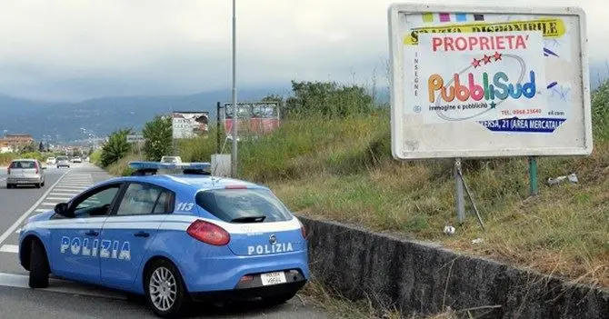 Tentata estorsione, titolare Pubblisud minacciato e picchiato: due arresti a Lamezia