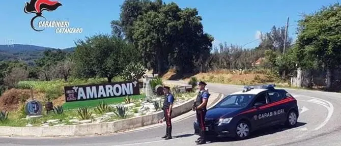 Vanno ad arrestare un aggressore ma vengono picchiati da chi voleva linciarlo