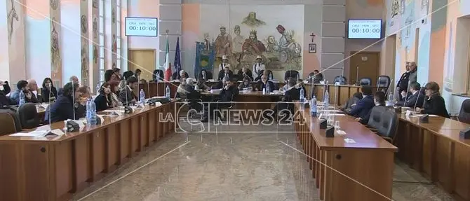 Cosenza, altra tegola sul Comune: bocciato l’assestamento di bilancio