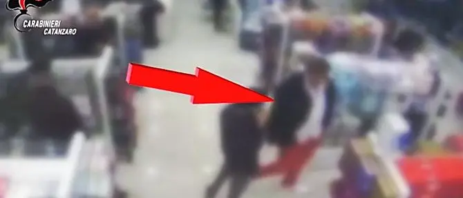 Da 10 anni si fingeva cieco, i carabinieri lo filmano e lo beccano alla guida