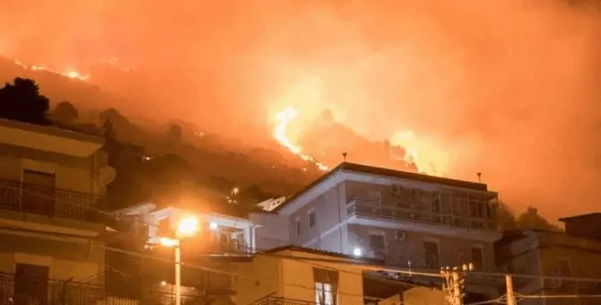 Pompieri dalla Calabria per spegnere le colline di Palermo in fiamme