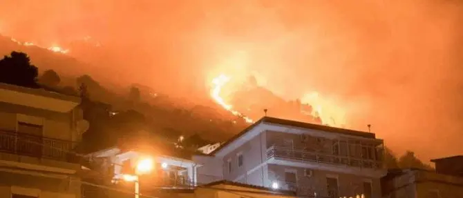 Pompieri dalla Calabria per spegnere le colline di Palermo in fiamme
