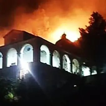 Paura a Cassano, le fiamme circondano il santuario della Madonna