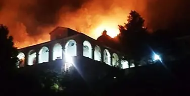 Paura a Cassano, le fiamme circondano il santuario della Madonna