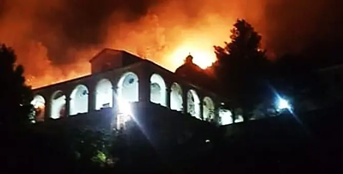 Paura a Cassano, le fiamme circondano il santuario della Madonna