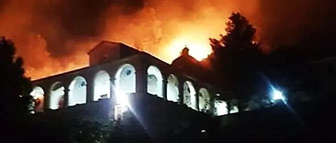 Paura a Cassano, le fiamme circondano il santuario della Madonna