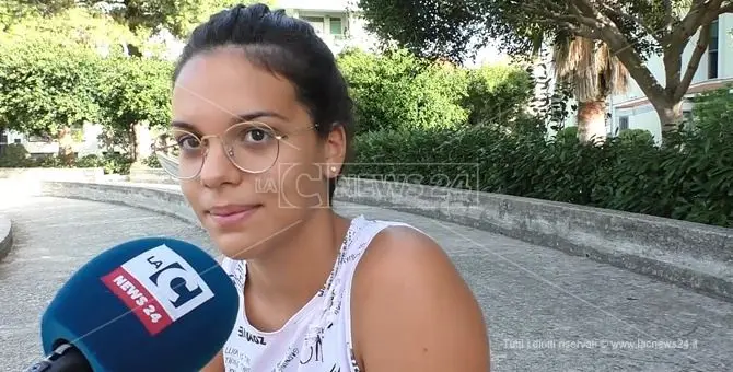 A 14 anni, diabetica, Simona sfida a nuoto lo Stretto: «Nessun timore»