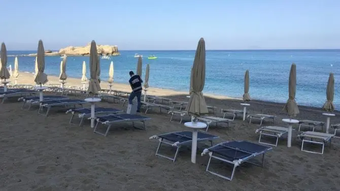 Ombrelloni abusivi, sequestrati diversi lidi tra Tropea e Ricadi