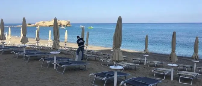 Ombrelloni abusivi, sequestrati diversi lidi tra Tropea e Ricadi