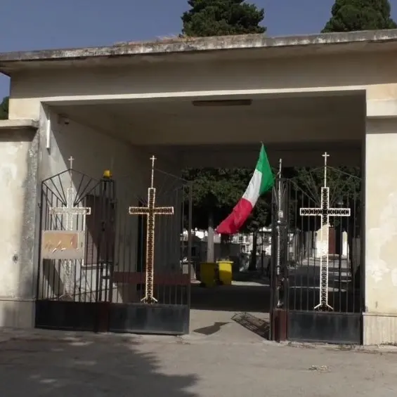 «Liberazione dalla ‘ndrangheta», sul cimitero di Locri oggi sventola il Tricolore