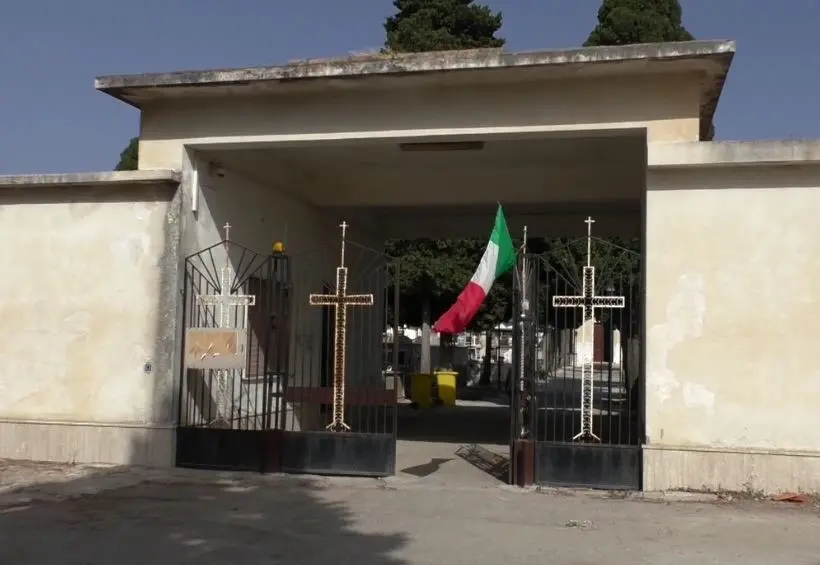 «Liberazione dalla ‘ndrangheta», sul cimitero di Locri oggi sventola il Tricolore