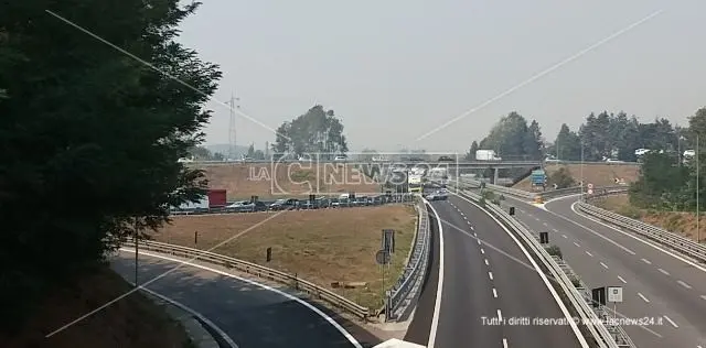 Furgone contromano in autostrada, l'intervento della polizia evita una strage