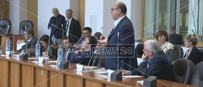 Cosenza, consiglio comunale senza minoranza: «Mandiamo Occhiuto a casa»