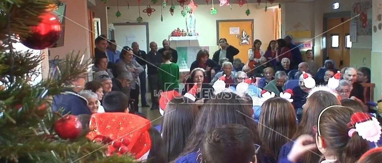Botricello, visita natalizia dei bambini agli ospiti della residenza Sant'Anna