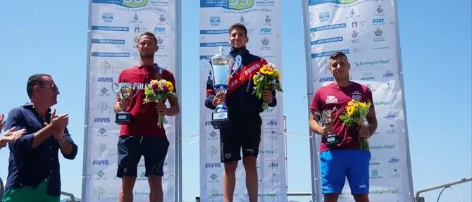 Traversata dello Stretto, vince il carabiniere Sanzullo: «Dedicato a Rega»