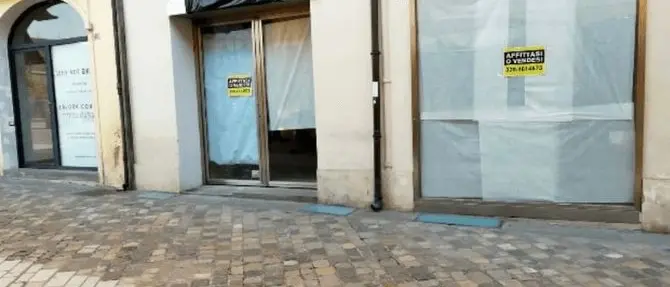 «Saracinesche abbassate e negozi sfitti»: sos da Confcommercio Reggio