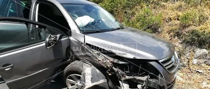 Perde il controllo del mezzo, si ribalta e finisce contro un'altra auto