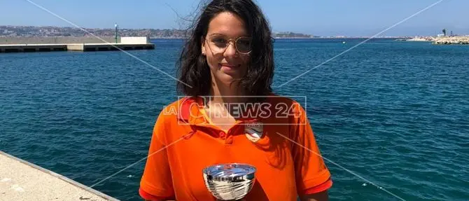 Affetta da diabete, a soli 14 anni attraversa lo Stretto a nuoto