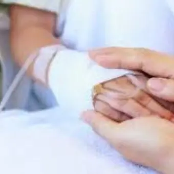 Bimba caduta dal terzo piano, i medici sospendono la sedazione