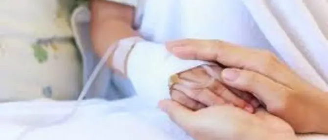 Bimba caduta dal terzo piano, i medici sospendono la sedazione